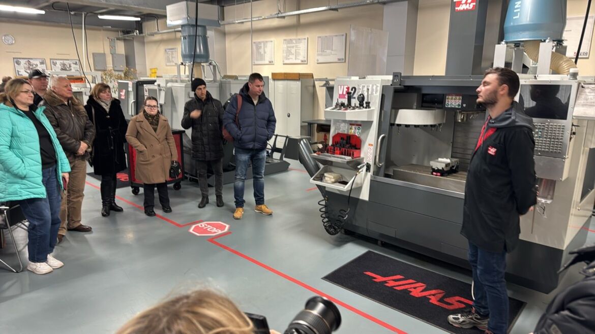 Educația și industria, mână în mână: Vizita delegației de pe malul stâng al Nistrului la Colegiul de Inginerie din Strășeni